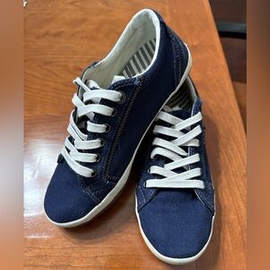 Taos Star Navy blue canvas sneaker size 7
